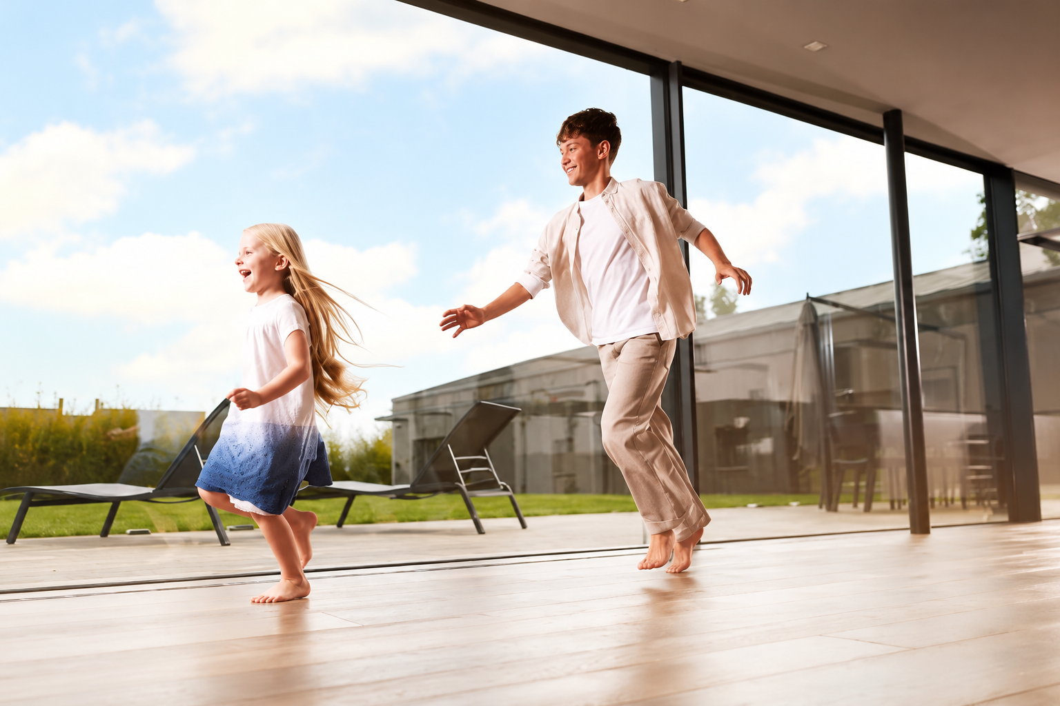 Famiglia in casa per configurare la soluzione Ferroli